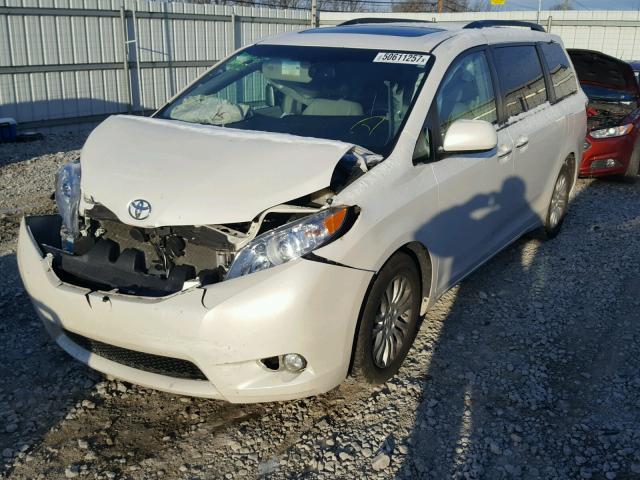 5TDYK3DC9FS631905 - 2015 TOYOTA SIENNA XLE WHITE photo 2