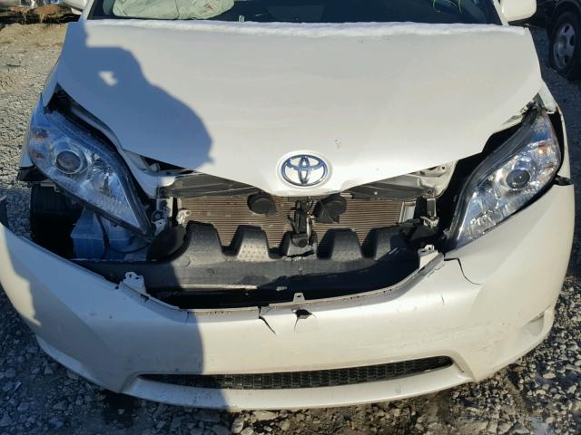 5TDYK3DC9FS631905 - 2015 TOYOTA SIENNA XLE WHITE photo 7