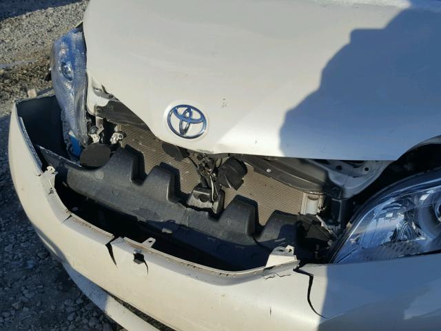 5TDYK3DC9FS631905 - 2015 TOYOTA SIENNA XLE WHITE photo 9