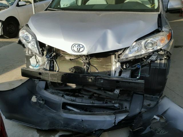 5TDKK3DCXDS359738 - 2013 TOYOTA SIENNA LE SILVER photo 9