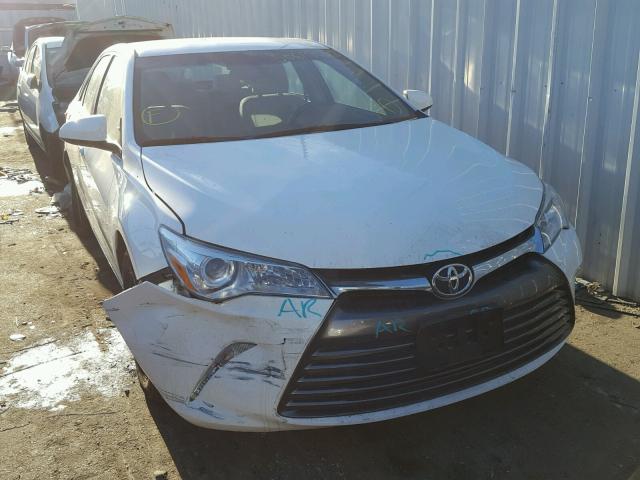 4T1BF1FK0HU268228 - 2017 TOYOTA CAMRY LE თეთრი ფოტო 1