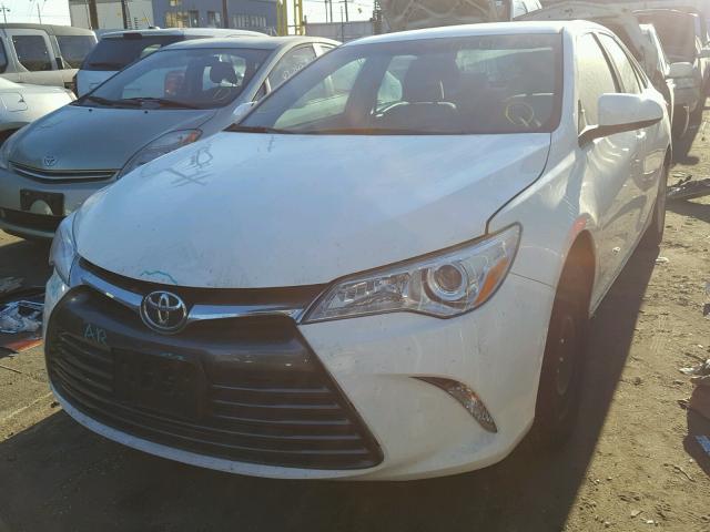 4T1BF1FK0HU268228 - 2017 TOYOTA CAMRY LE თეთრი ფოტო 2