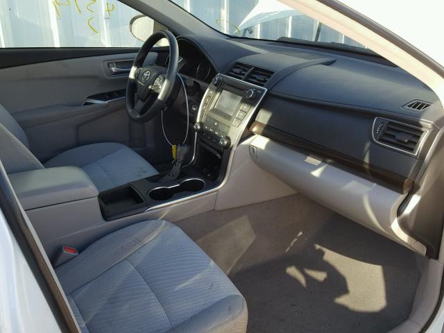 4T1BF1FK0HU268228 - 2017 TOYOTA CAMRY LE თეთრი ფოტო 5