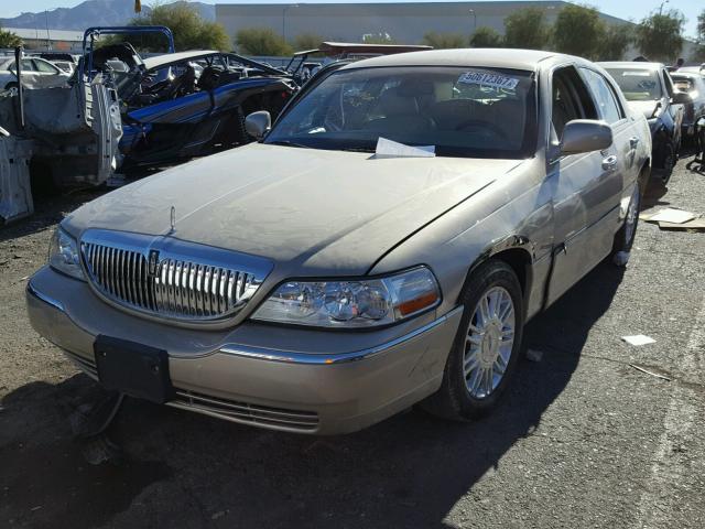 2LNHM82V38X654479 - 2008 LINCOLN TOWN CAR S GOLD photo 2