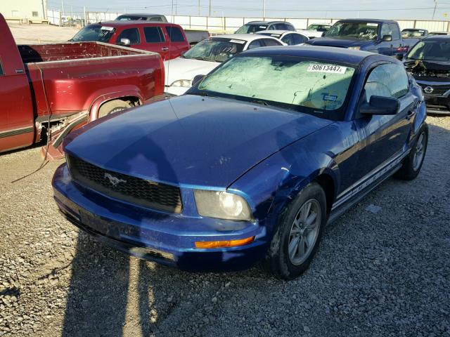 1ZVFT80N565131722 - 2006 FORD MUSTANG BLUE photo 2