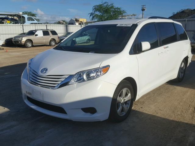 5TDKZ3DC1HS821136 - 2017 TOYOTA SIENNA LE WHITE photo 2