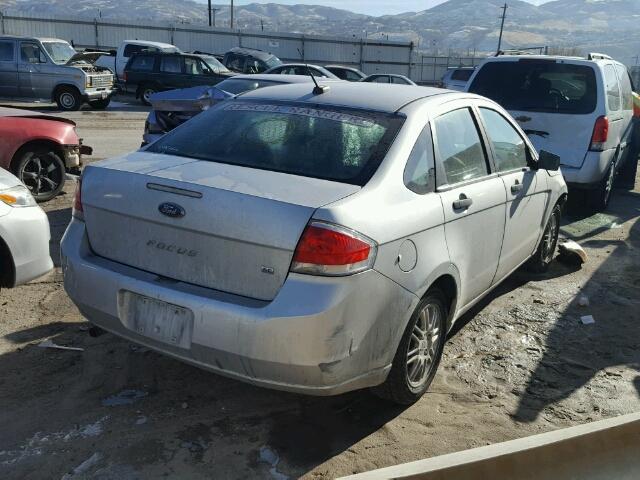 1FAHP3FN0AW253603 - 2010 FORD FOCUS SE SILVER photo 4