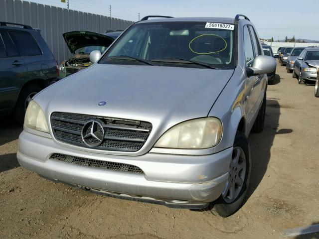 4JGAB72E6YA198794 - 2000 MERCEDES-BENZ ML 430 SILVER photo 2