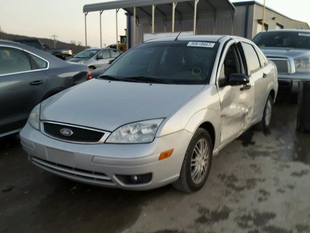 1FAFP34N05W316750 - 2005 FORD FOCUS ZX4 SILVER photo 2