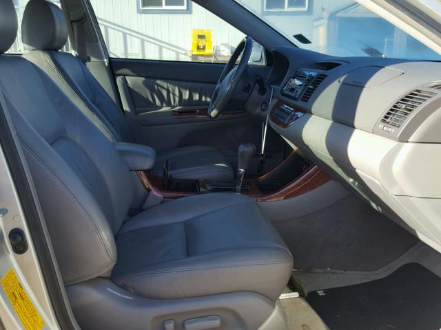 JTDBE30K020072090 - 2002 TOYOTA CAMRY LE ვერცხლისფერი ფოტო 5