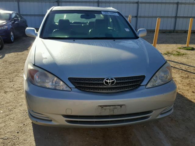 JTDBE30K020072090 - 2002 TOYOTA CAMRY LE SILVER photo 9