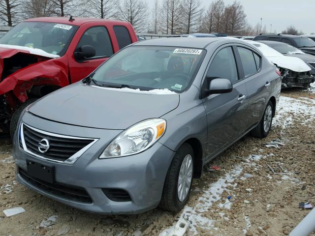 3N1CN7AP2DL878916 - 2013 NISSAN VERSA S GRAY photo 2