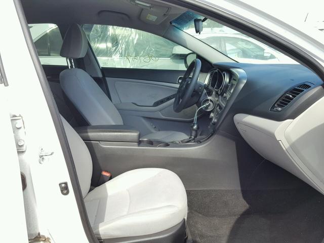 KNAGM4A77F5554120 - 2015 KIA OPTIMA LX WHITE photo 5