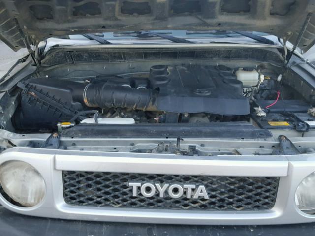 JTEBU4BF9AK073858 - 2010 TOYOTA FJ CRUISER SILVER photo 7