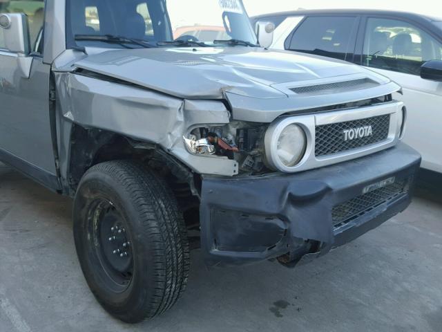 JTEBU4BF9AK073858 - 2010 TOYOTA FJ CRUISER SILVER photo 9