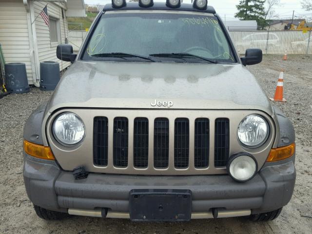 1J4GL38KX6W281138 - 2006 JEEP LIBERTY RE BEIGE photo 9