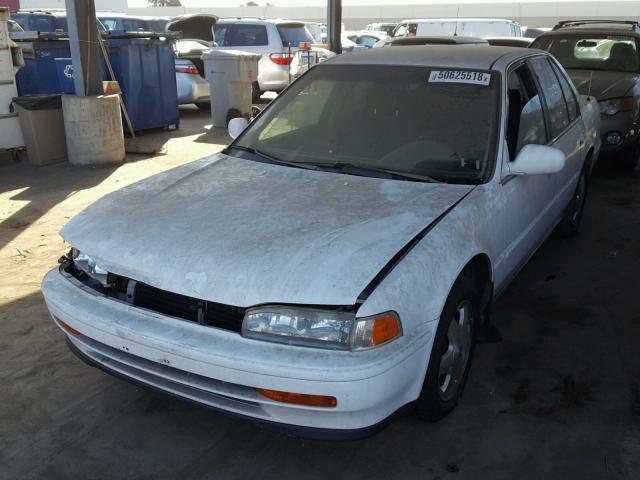 1HGCB7699PA189663 - 1993 HONDA ACCORD 10T WHITE photo 2