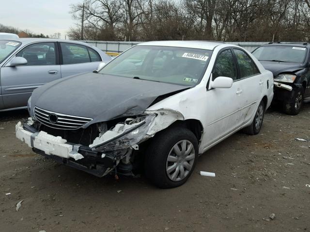 4T1BE32K25U552900 - 2005 TOYOTA CAMRY LE WHITE photo 2