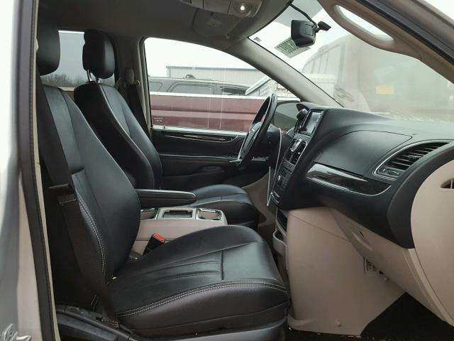 2C4RC1BG4CR330717 - 2012 CHRYSLER TOWN & COU SILVER photo 5