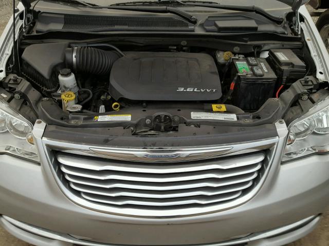 2C4RC1BG4CR330717 - 2012 CHRYSLER TOWN & COU SILVER photo 7