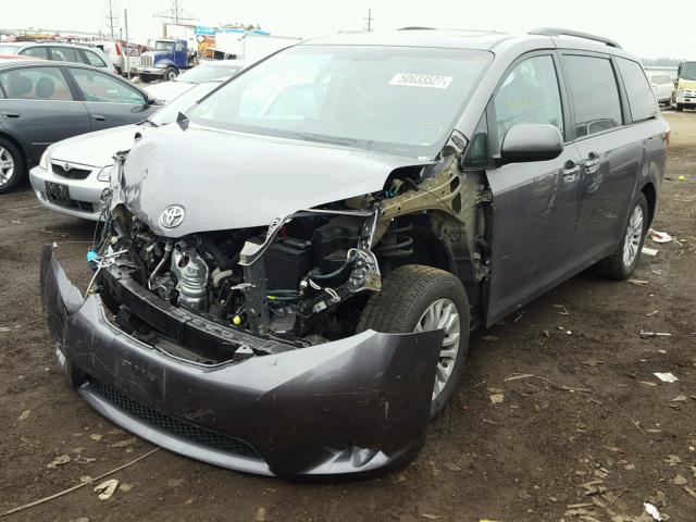 5TDYZ3DC0HS766589 - 2017 TOYOTA SIENNA XLE GRAY photo 2