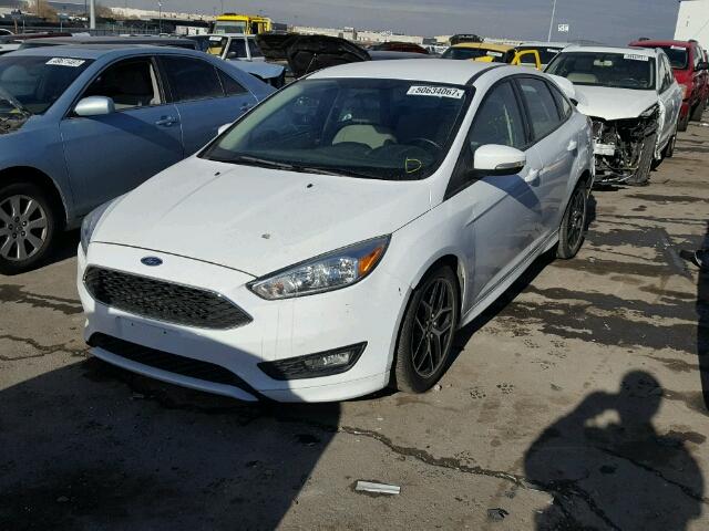 1FADP3F2XFL281325 - 2015 FORD FOCUS SE WHITE photo 2