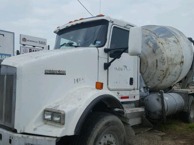 1NKDL00X75R079965 - 2005 KENWORTH CONSTRUCTI WHITE photo 2