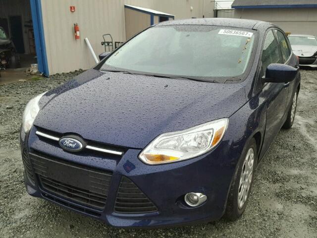 1FAHP3K21CL130070 - 2012 FORD FOCUS SE BLUE photo 2