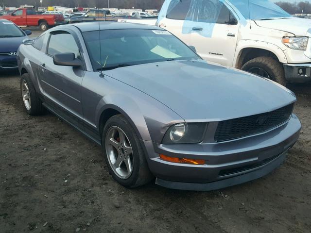 1ZVFT80N865187363 - 2006 FORD MUSTANG SILVER photo 1