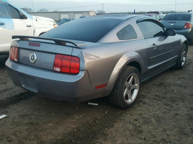 1ZVFT80N865187363 - 2006 FORD MUSTANG SILVER photo 4