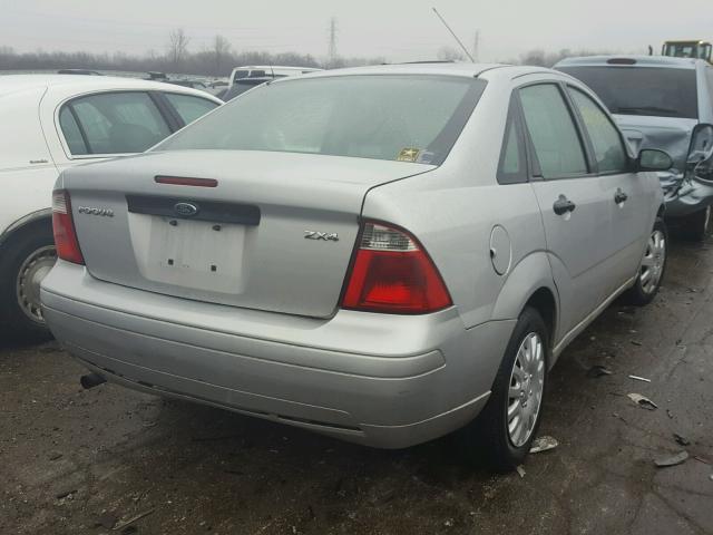 1FAFP34N76W126445 - 2006 FORD FOCUS ZX4 SILVER photo 4