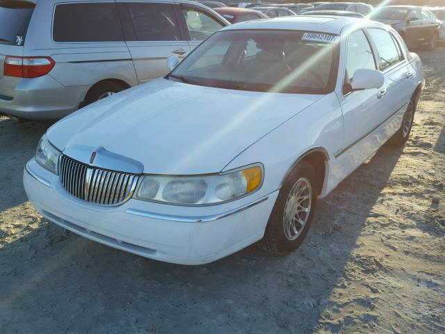 1LNHM82W42Y645970 - 2002 LINCOLN TOWN CAR S WHITE photo 2