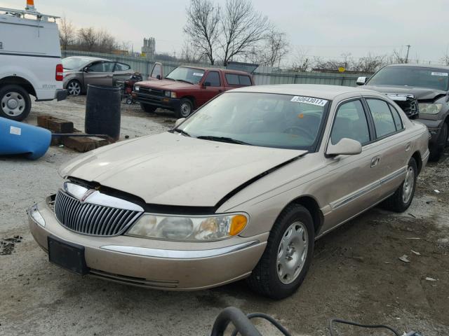 1LNFM97V7WY670770 - 1998 LINCOLN CONTINENTA GOLD photo 2