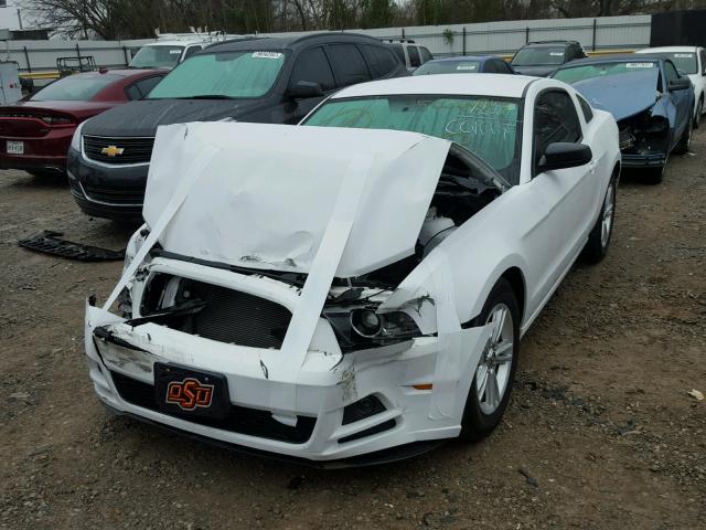 1ZVBP8AM3E5311224 - 2014 FORD MUSTANG WHITE photo 2