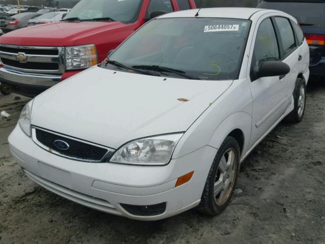 3FAFP37N35R130649 - 2005 FORD FOCUS ZX5 WHITE photo 2