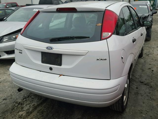 3FAFP37N35R130649 - 2005 FORD FOCUS ZX5 WHITE photo 4