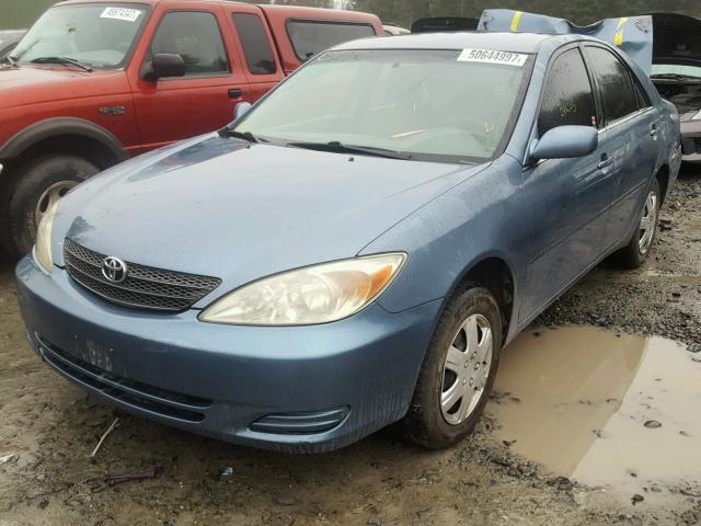 JTDBE32K740289538 - 2004 TOYOTA CAMRY LE BLUE photo 2