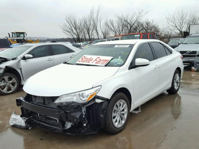 4T4BF1FK8GR572492 - 2016 TOYOTA CAMRY LE WHITE photo 2