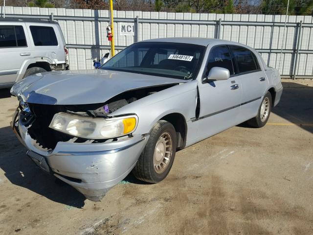 1LNHM81W7YY933265 - 2000 LINCOLN TOWN CAR E SILVER photo 2