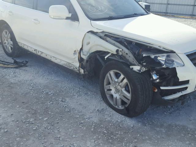 WVGZB77L37D027928 - 2007 VOLKSWAGEN TOUAREG V8 WHITE photo 9