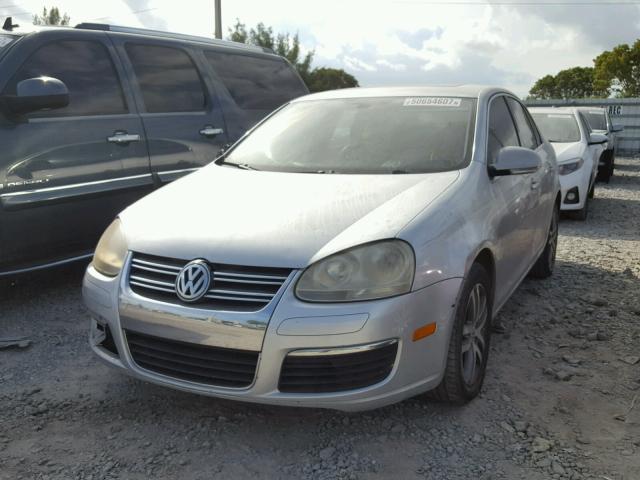 3VWDF71K05M615738 - 2005 VOLKSWAGEN NEW JETTA SILVER photo 2