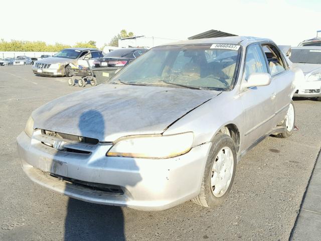 1HGCG5646WA033654 - 1998 HONDA ACCORD LX SILVER photo 2