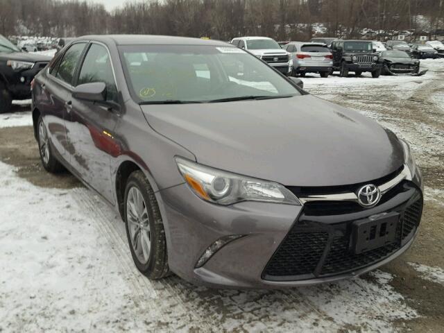 4T1BF1FK6HU452024 - 2017 TOYOTA CAMRY LE 灰色 照片 1