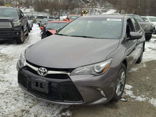 4T1BF1FK6HU452024 - 2017 TOYOTA CAMRY LE 灰色 照片 2