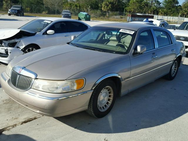 1LNHM81W61Y658302 - 2001 LINCOLN TOWN CAR E BEIGE photo 2