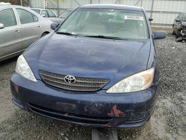 4T1BE32K32U524227 - 2002 TOYOTA CAMRY LE BLUE photo 9