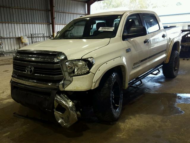 5TFDW5F17FX479580 - 2015 TOYOTA TUNDRA CRE WHITE photo 2