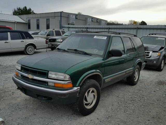 1GNDT13W5Y2281475 - 2000 CHEVROLET BLAZER GREEN photo 2