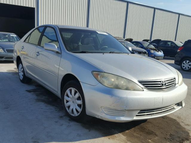 4T1BE32KX5U950050 - 2005 TOYOTA CAMRY LE ვერცხლისფერი ფოტო 1