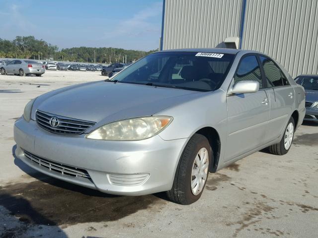 4T1BE32KX5U950050 - 2005 TOYOTA CAMRY LE ვერცხლისფერი ფოტო 2